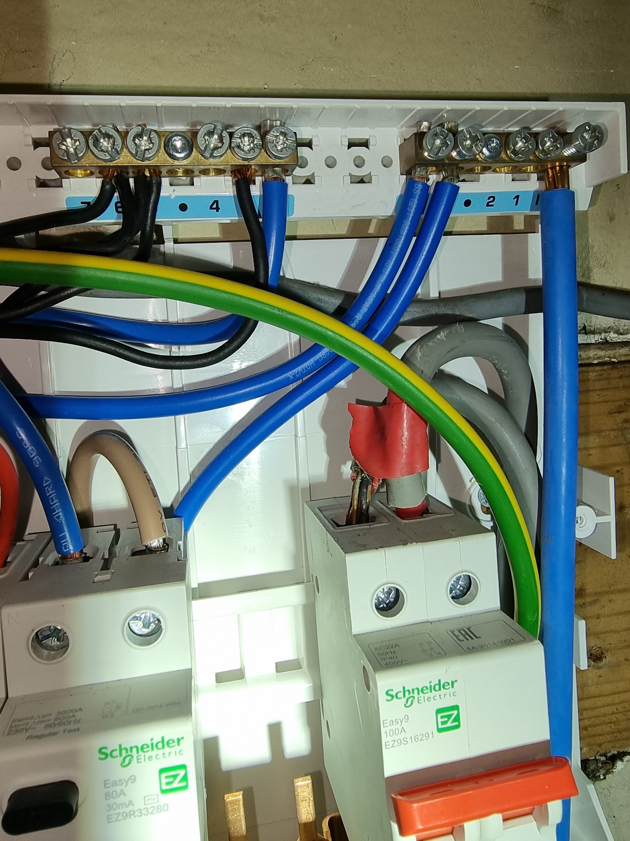Neat wiring into a row of circuit breakers